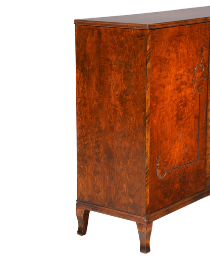 Hauptstadt Möblerei Art Deco Schrank aus massivem Holz mit edler Maserung und eleganten Füßen aus der Zeit um 1930