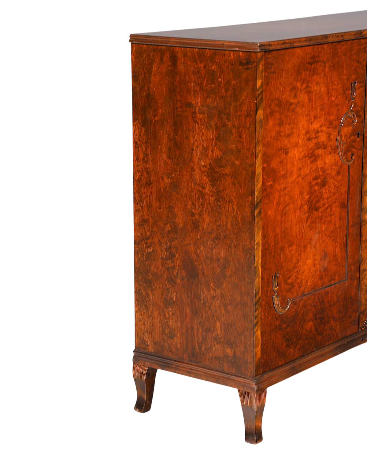 Hauptstadt Möblerei Art Deco Schrank aus massivem Holz mit edler Maserung und eleganten Füßen aus der Zeit um 1930