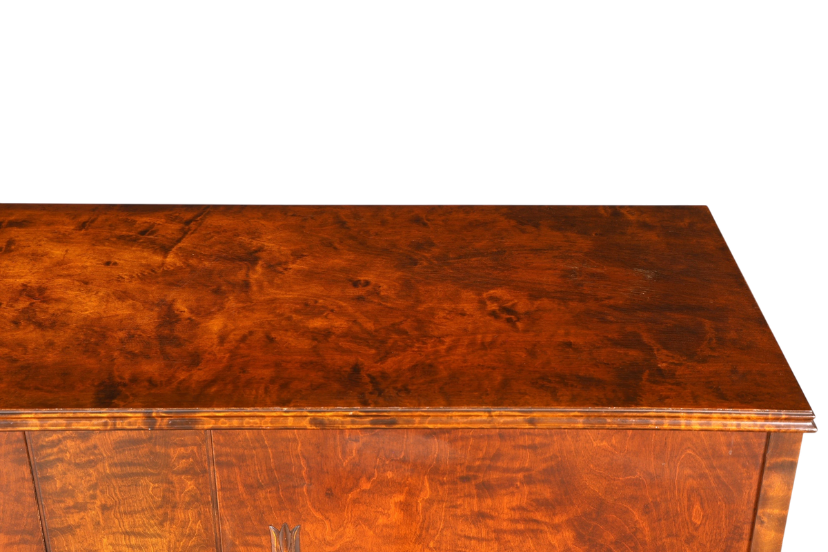 Hauptstadt Möblerei Art Deco Schrank aus massivem Holz mit markanter, dunkler Maserung und eleganter Oberfläche