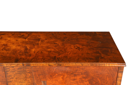 Hauptstadt Möblerei Art Deco Schrank aus massivem Holz mit markanter, dunkler Maserung und eleganter Oberfläche