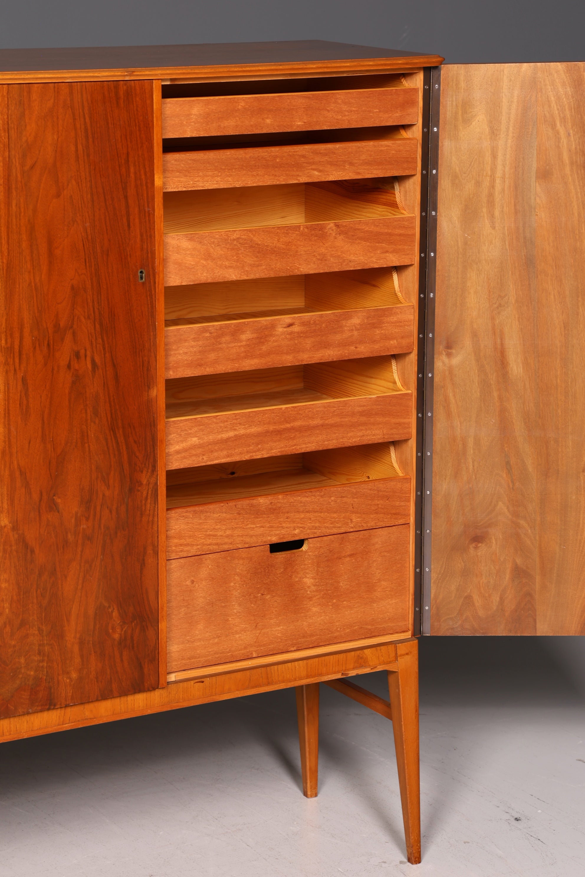 Wunderschöner Mid Century Schrank 60er Jahre Wäscheschrank Aktenschrank Kommode Vintage Designer