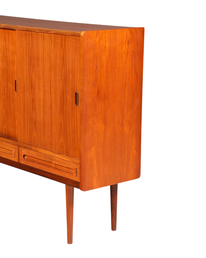 Hauptstadt Möblerei Mid Century Highboard aus Teakholz im skandinavischen Danish Design mit Schiebetüren