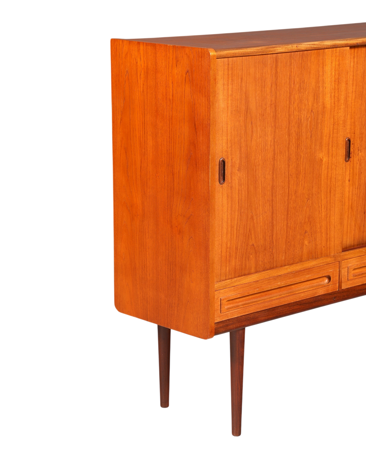 Hauptstadt Möblerei Mid Century Highboard aus Teakholz mit Schiebetüren und konischen Beinen im Danish Design