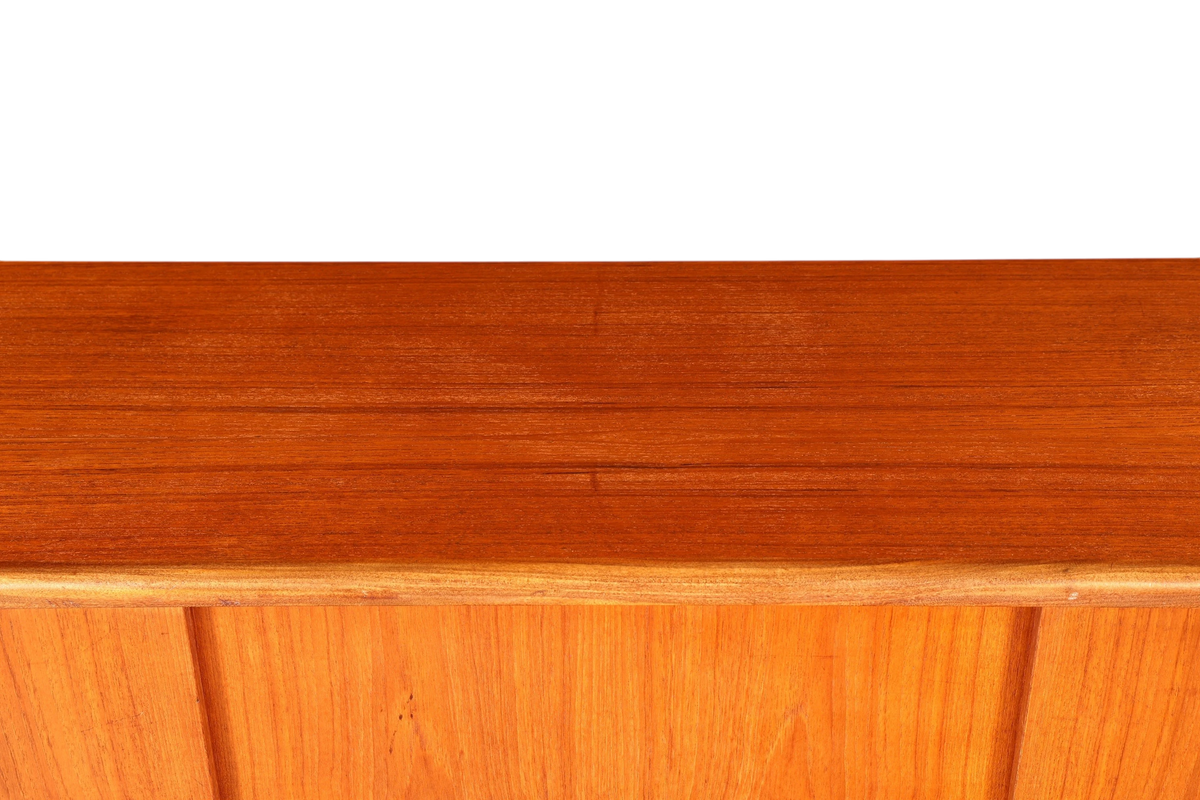 Hauptstadt Möblerei Mid Century Highboard aus Teakholz mit markanter Maserung im skandinavischen Danish Design Stil