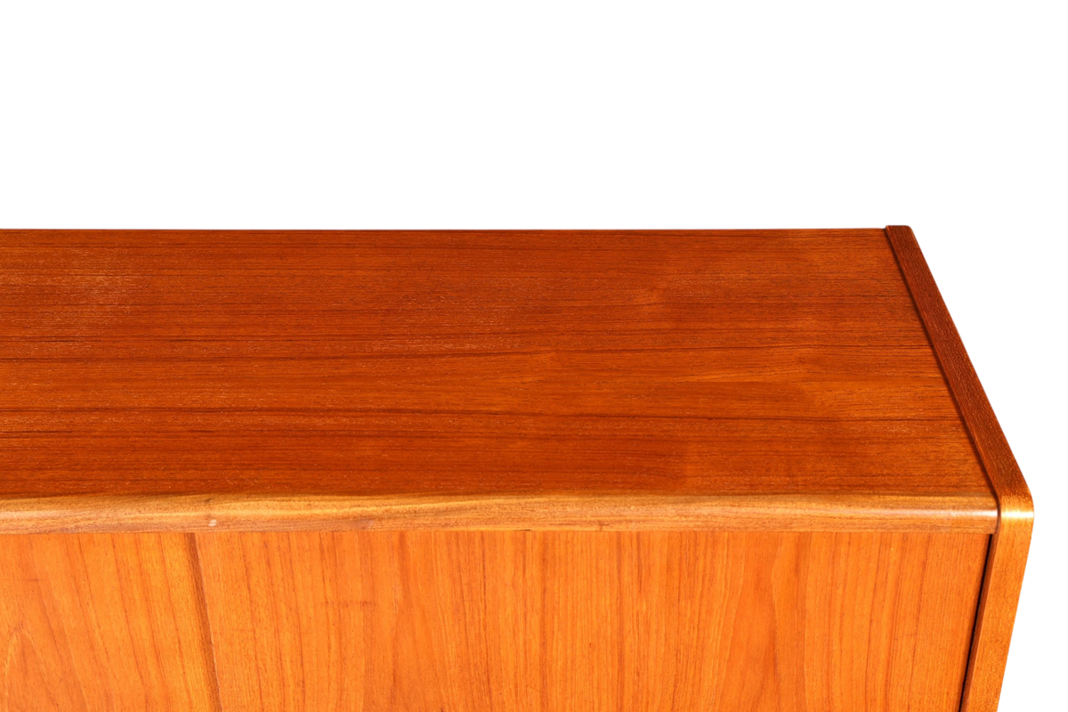 Hauptstadt Möblerei Mid Century Highboard aus massivem Teakholz mit markanter Maserung im skandinavischen Design