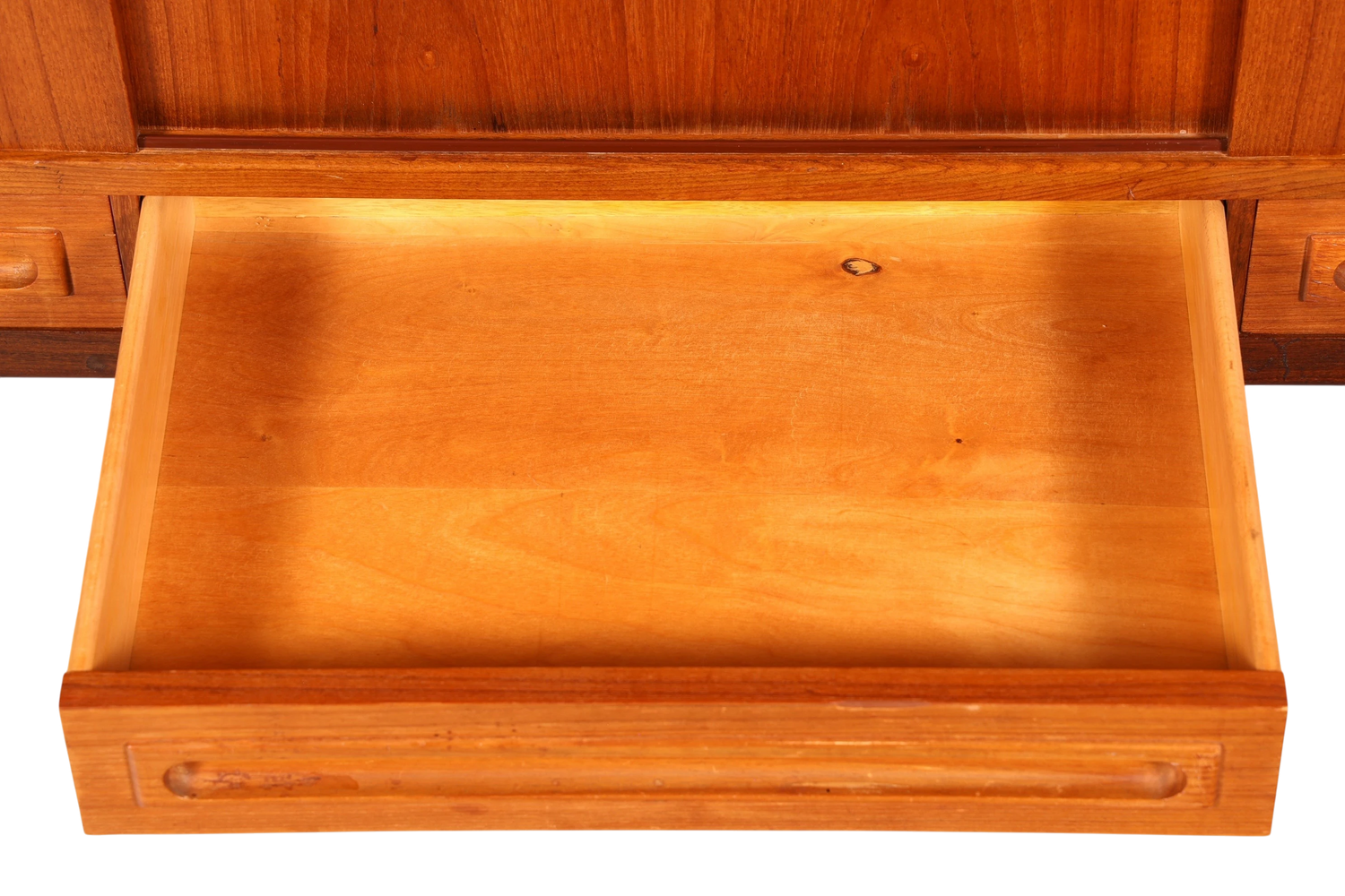 Hauptstadt Möblerei Mid Century Highboard aus Teakholz mit ausgezogener Schublade und sichtbarer Holzmaserung