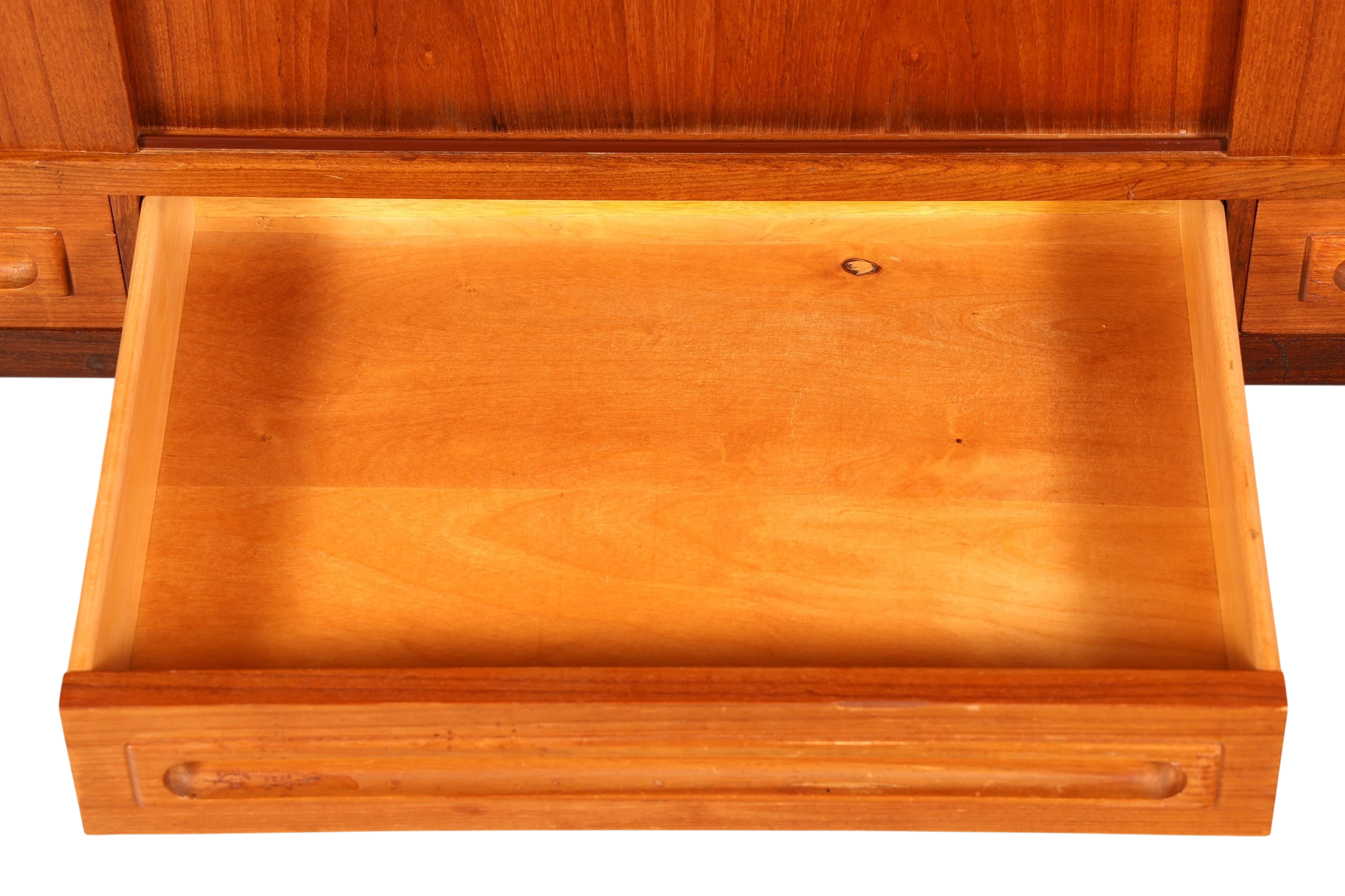 Hauptstadt Möblerei Mid Century Highboard aus Teakholz mit ausgezogener Schublade und sichtbarer Holzmaserung
