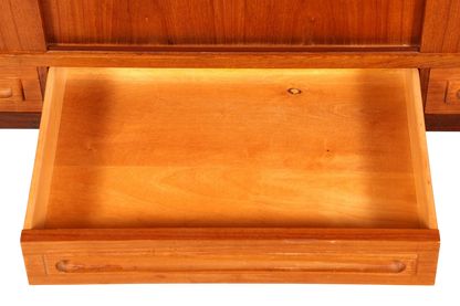 Hauptstadt Möblerei Mid Century Highboard aus Teakholz mit ausgezogener Schublade und sichtbarer Holzmaserung