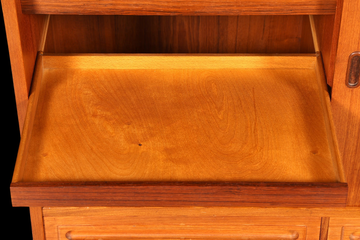 Hauptstadt Möblerei Mid Century Highboard aus Teakholz mit ausgezogenem Regalboden und schöner Holzmaserung