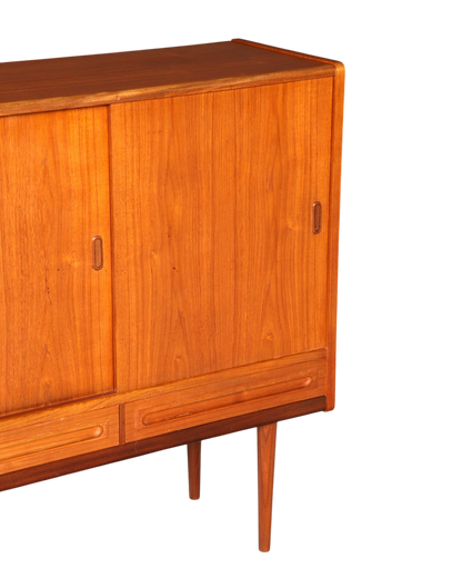 Hauptstadt Möblerei Mid Century Highboard aus Teakholz mit Schiebetüren und Schubladen im skandinavischen Design