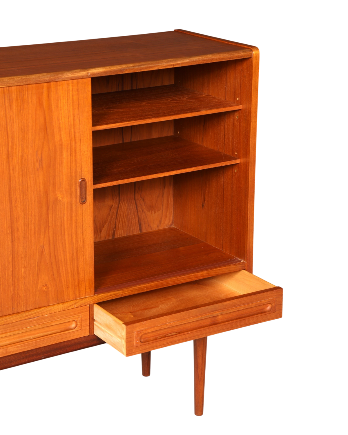 Hauptstadt Möblerei Mid Century Highboard aus Teakholz mit Schiebetür, Regalfächern und Schublade im Danish Design