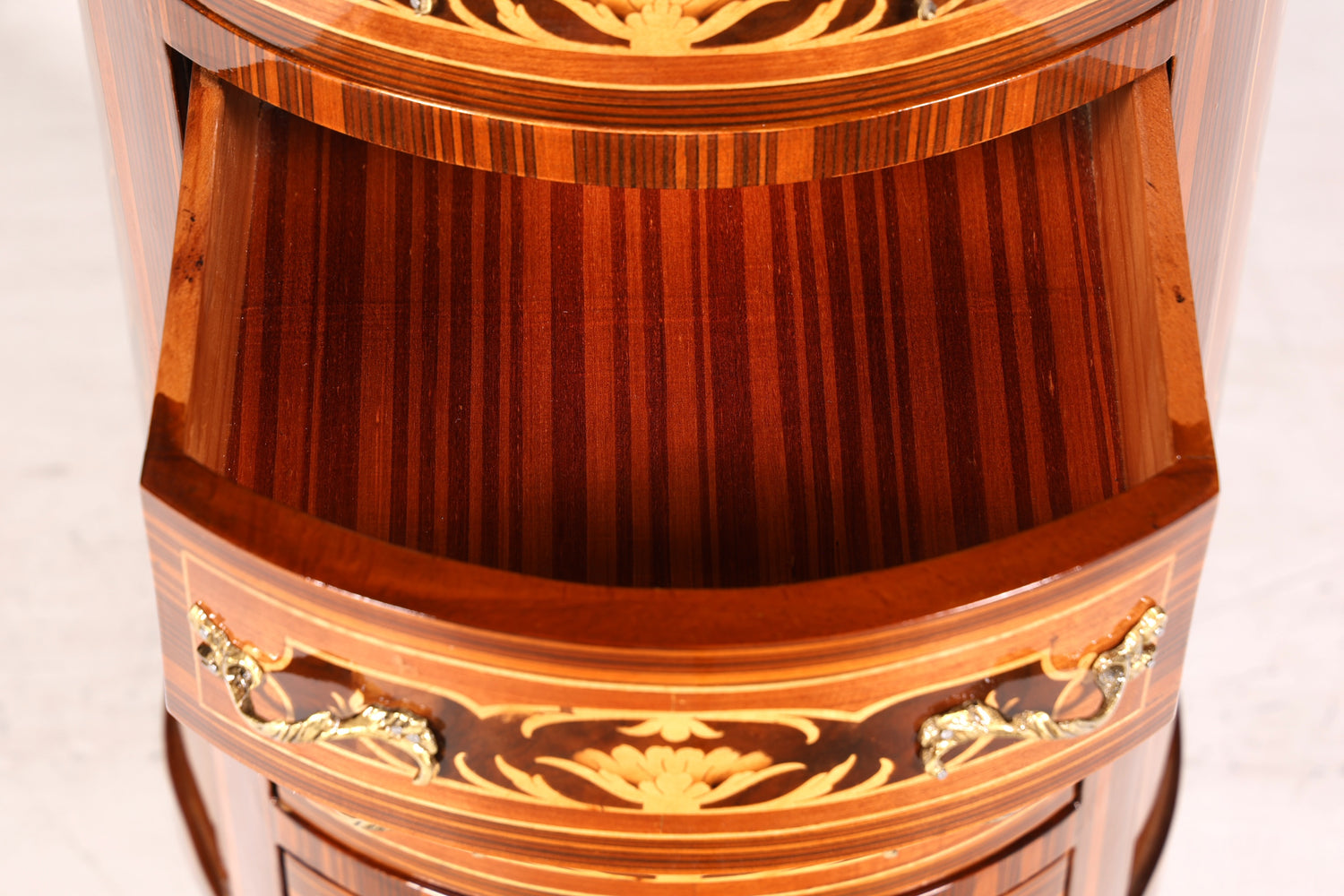 BA12-2 Finition Belle commode de style baroque avec incrustations