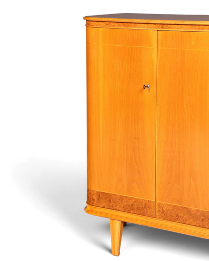 Hauptstadt Möblerei Mid Century Highboard aus massivem Holz mit schöner Maserung und abgerundeten Kanten