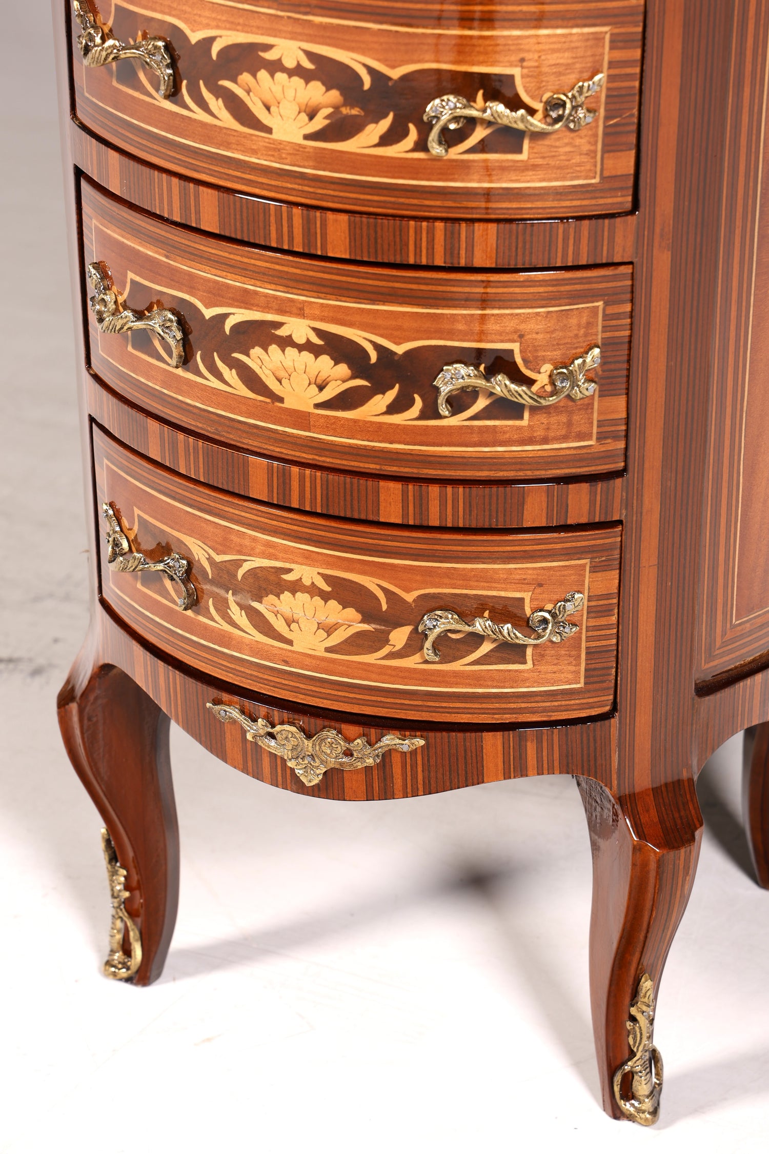 BA12-2 Finition Belle commode de style baroque avec incrustations
