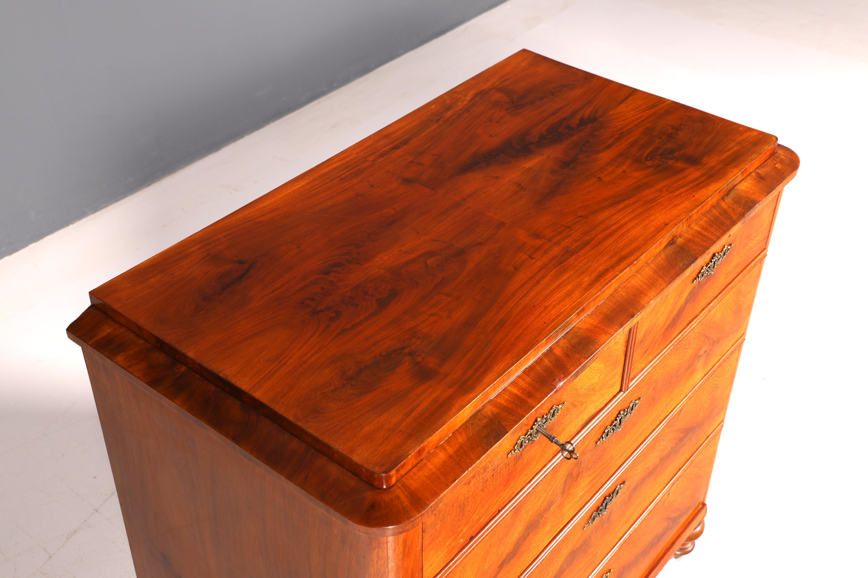 Stilvolle Louis Philippe Kommode Nussbaum Gründerzeit Schubladenkommode Antik um 1890 Sideboard
