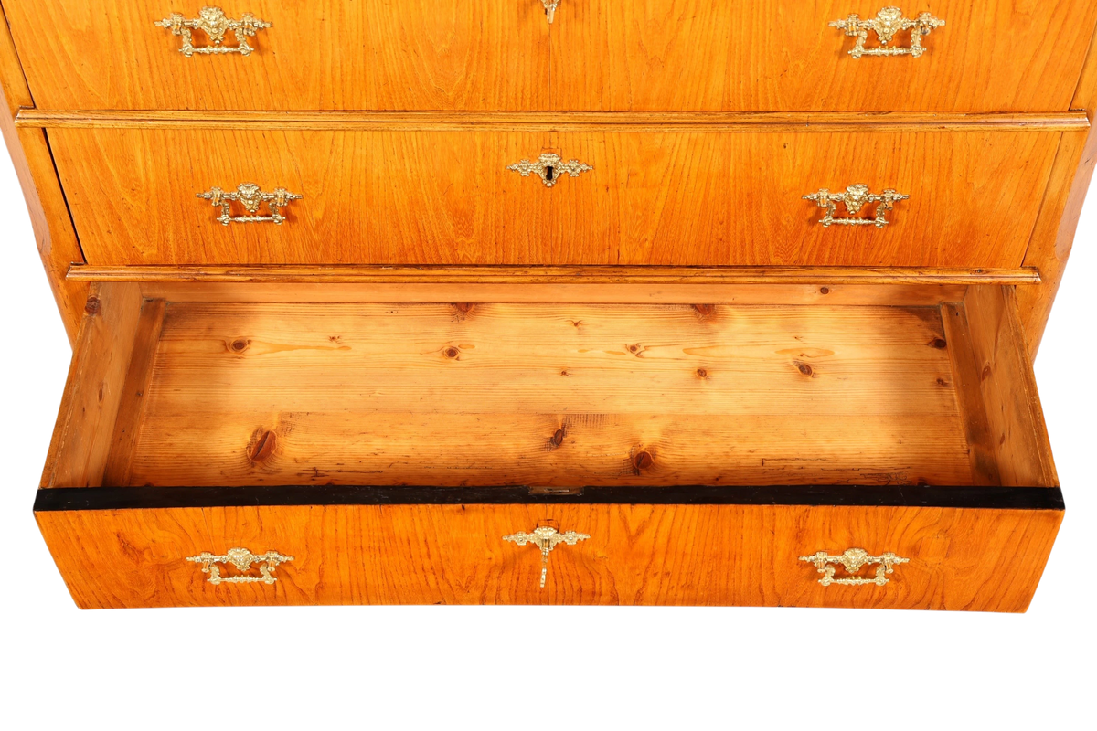 Hauptstadt Möblerei antiker Biedermeier Sekretär aus Holz mit offener Schublade und dekorativen Messingbeschlägen