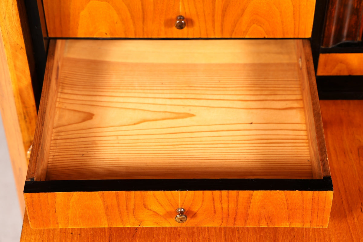 Geöffnete Schublade eines antiken Hauptstadt Möblerei Biedermeier Sekretärs aus hellem Holz mit schöner Maserung