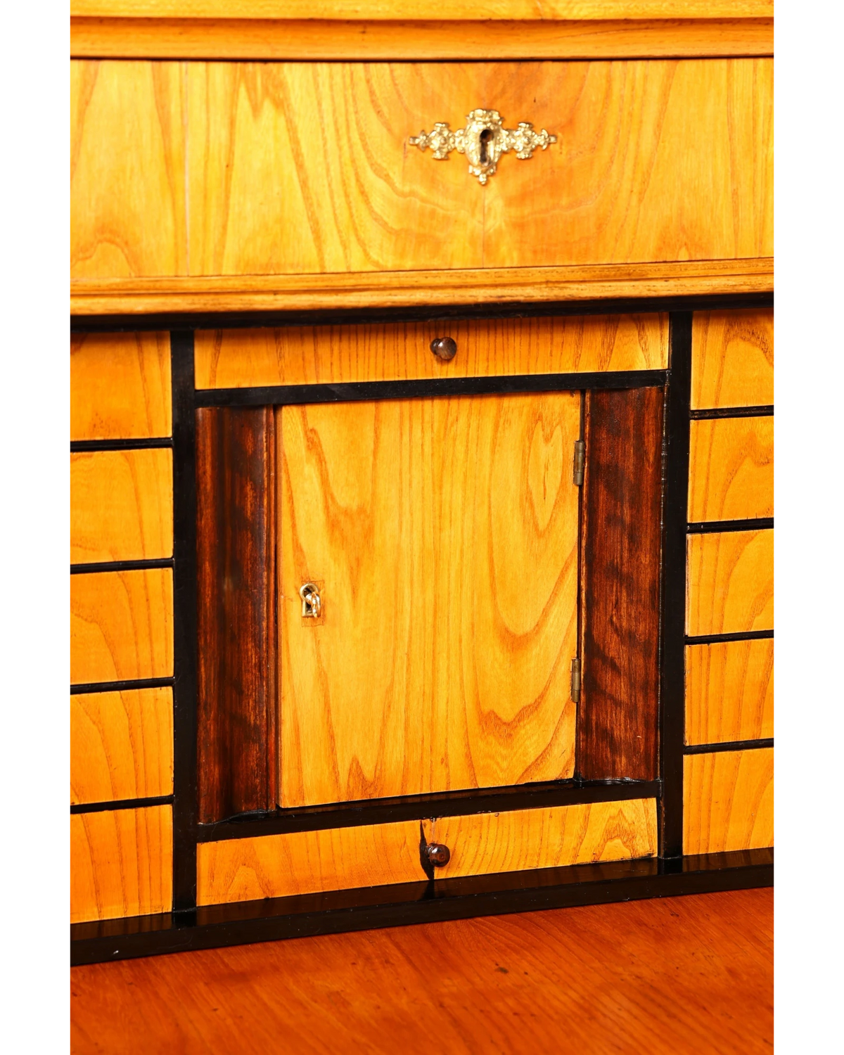 Hauptstadt Möblerei antiker Biedermeier Sekretär aus Holz mit dekorativen Messingbeschlägen und feiner Maserung