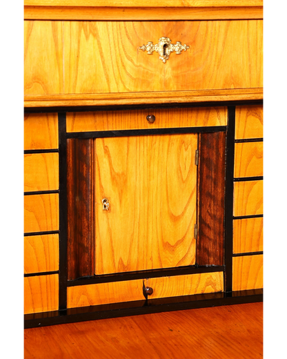 Hauptstadt Möblerei antiker Biedermeier Sekretär aus Holz mit dekorativen Messingbeschlägen und feiner Maserung