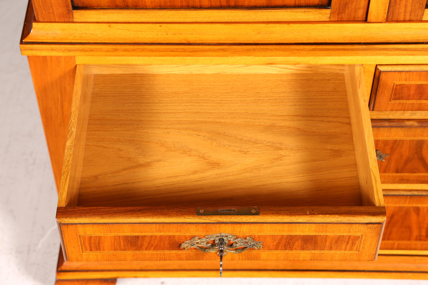 Wunderschöne Englische Vitrine Nussbaum Antik Bücherschrank Bibliothek Schubladen Massiv Holz Vintage