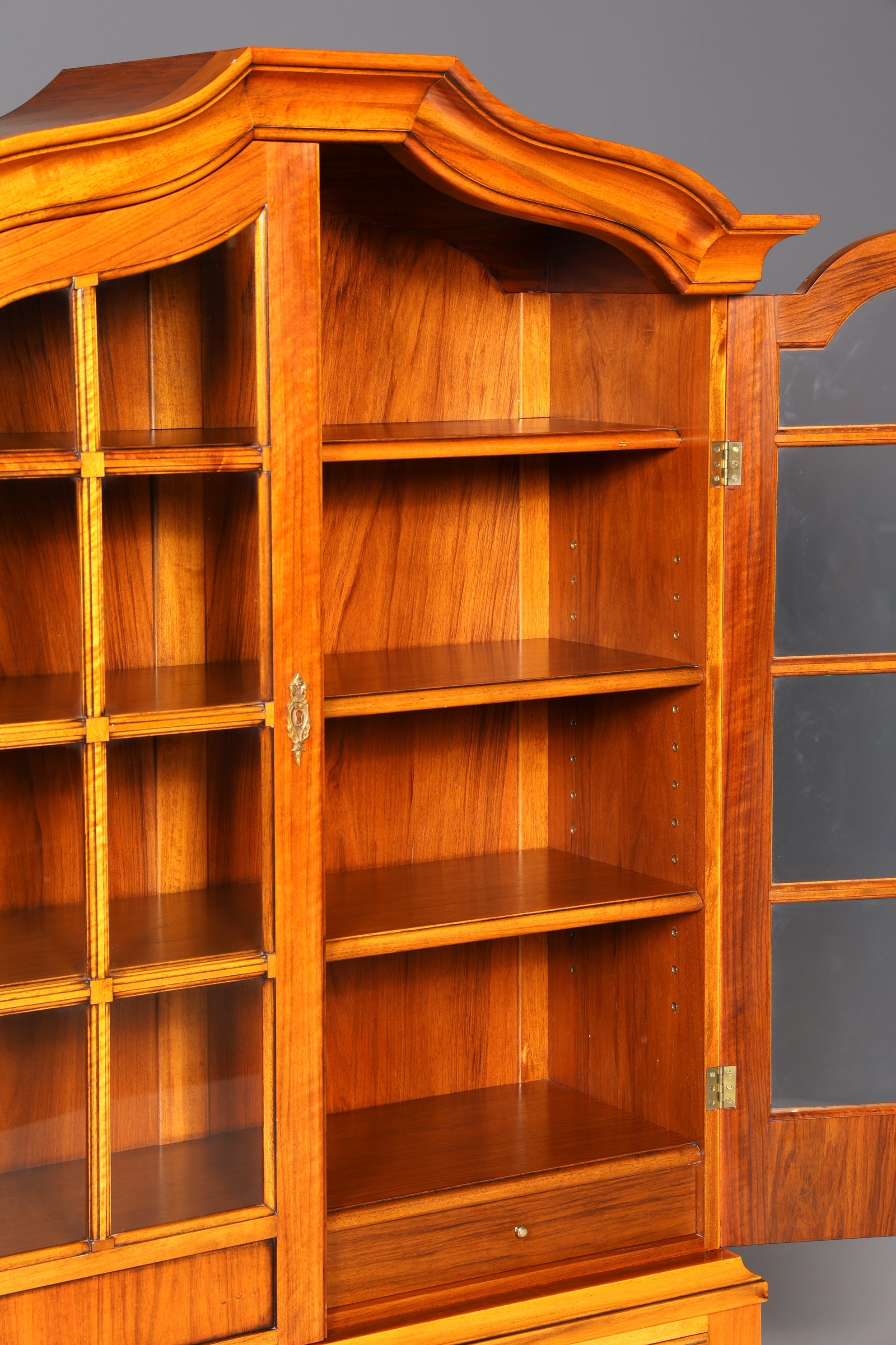 Wunderschöne Englische Vitrine Nussbaum Antik Bücherschrank Bibliothek Schubladen Massiv Holz Vintage