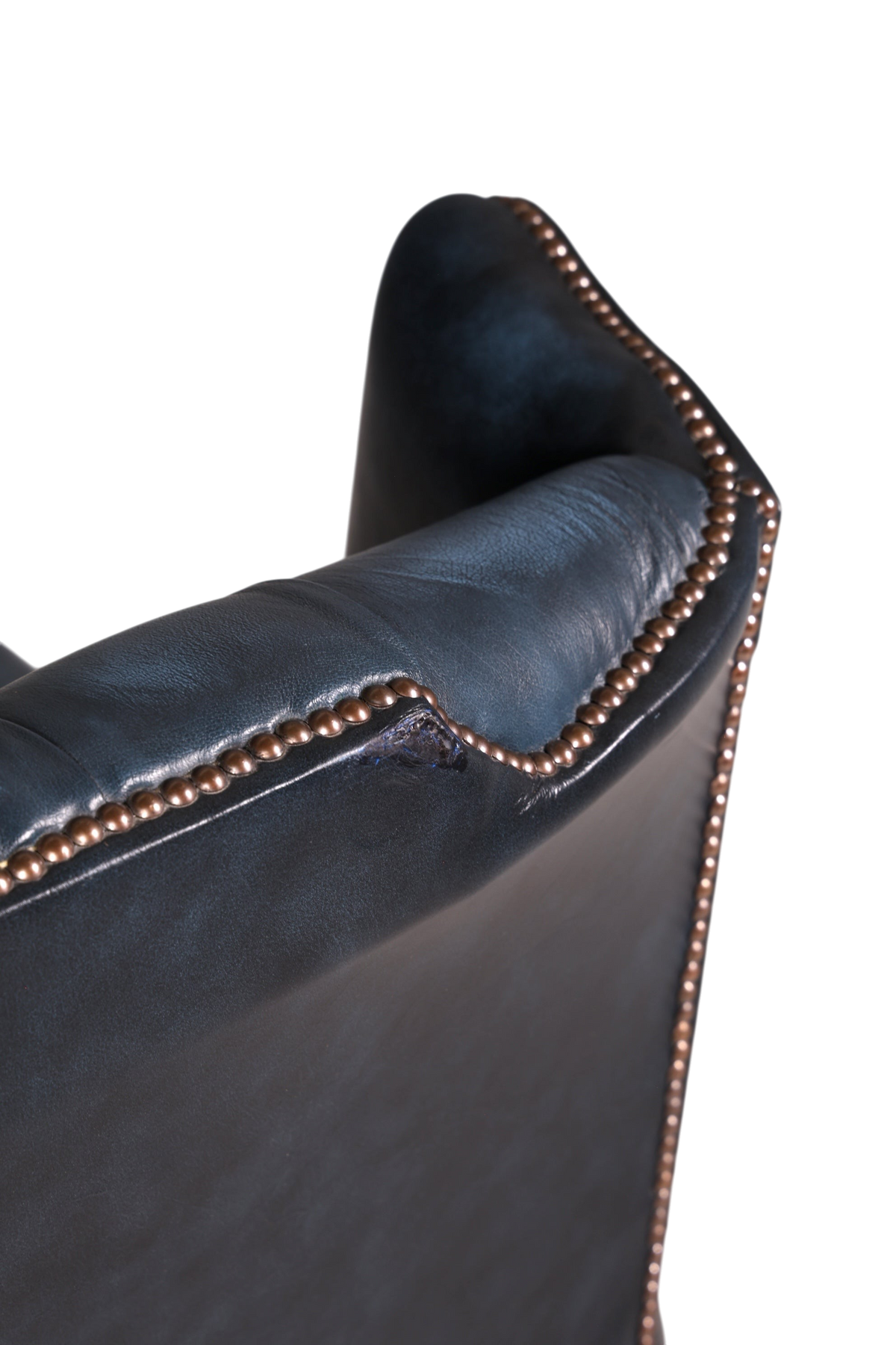 Hauptstadt Möblerei Chesterfield Sofa in Blau aus Echtleder mit klassischer Ziernägel-Verzierung an der Armlehne