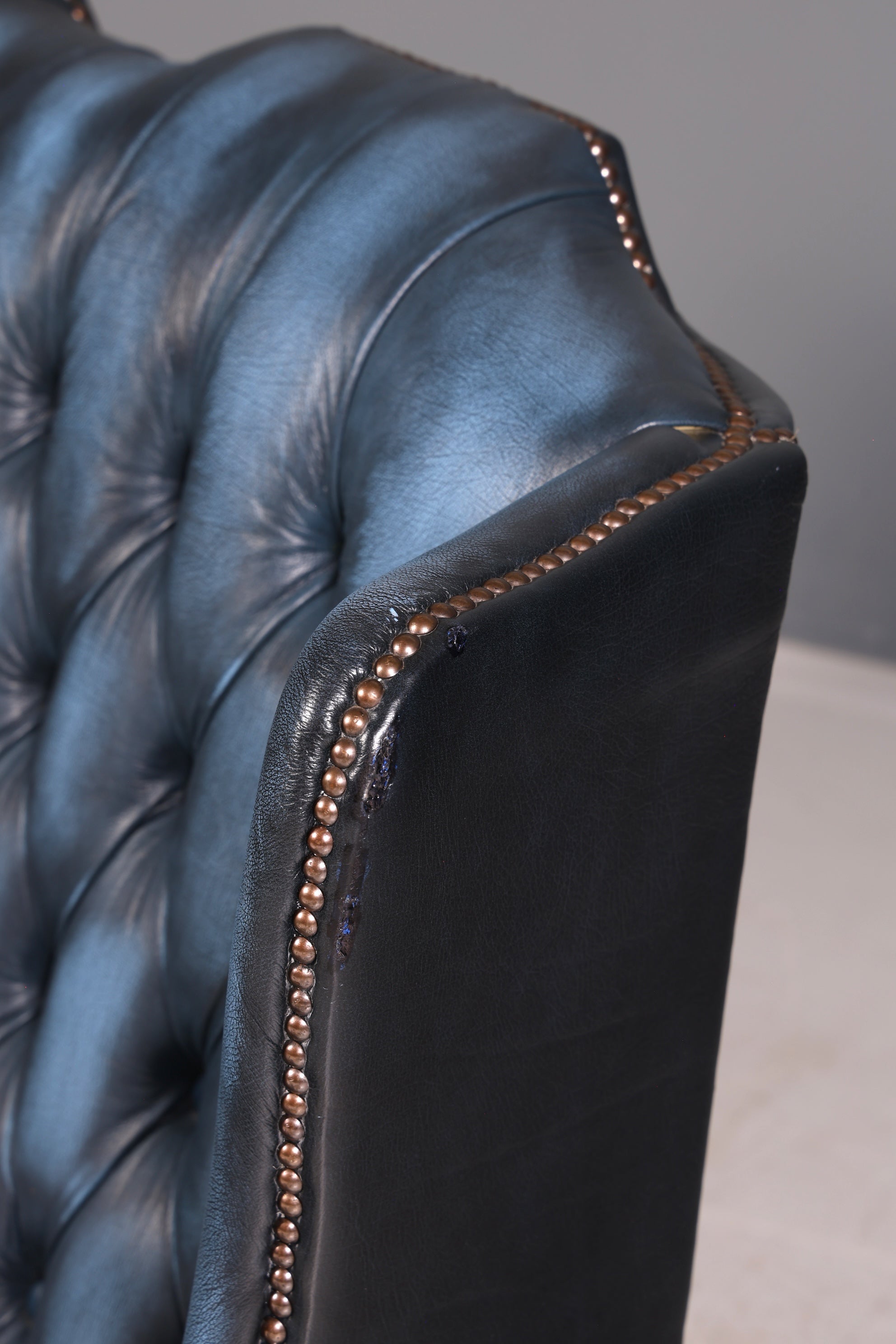 Wunderschönes Original Chesterfield 3-Sitzer Sofa Queen Anne Blau Englische Leder Couch England Polstersofa