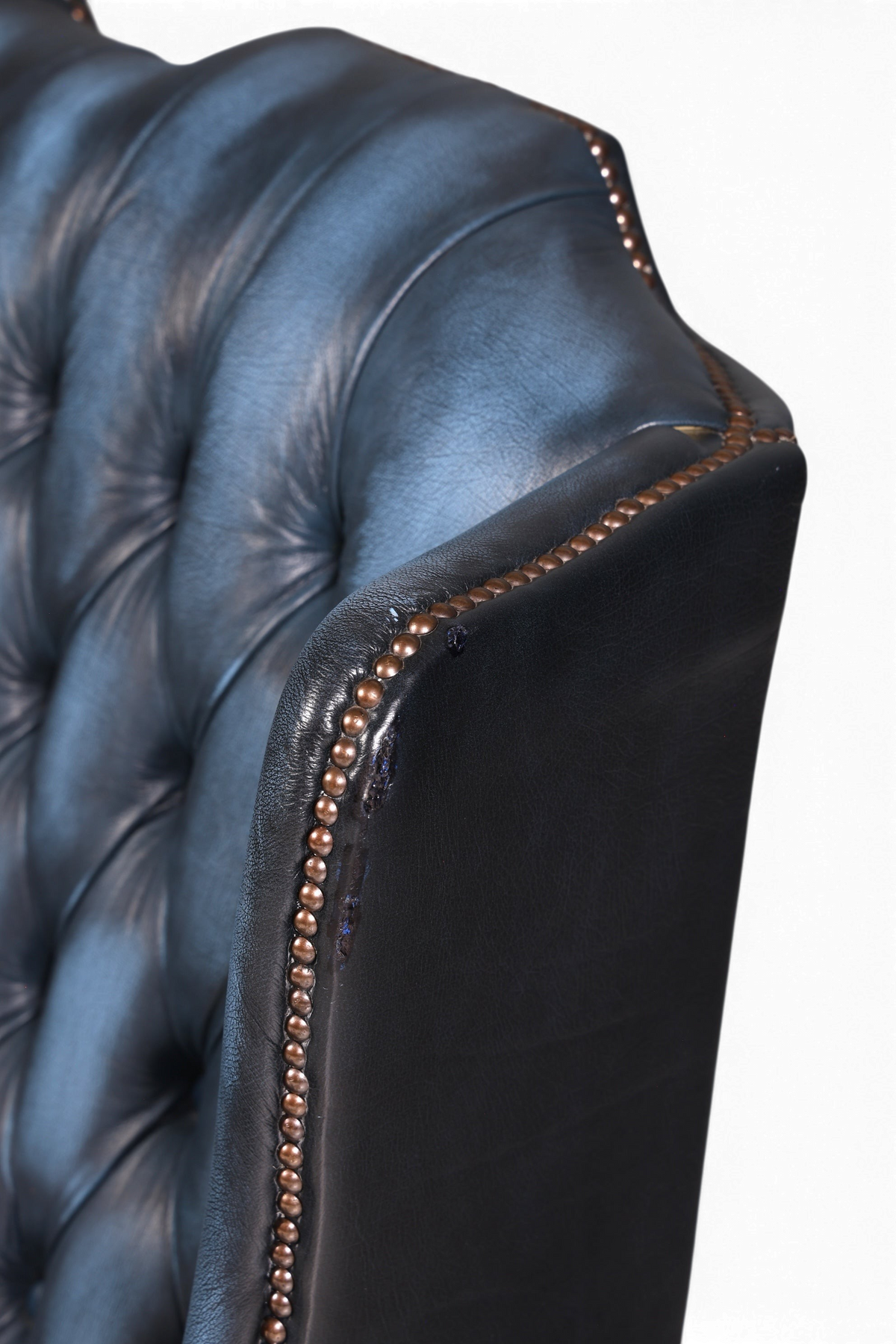Hauptstadt Möblerei blaues Chesterfield Sofa aus Echtleder mit klassischer Knopfheftung und dekorativen Ziernägeln