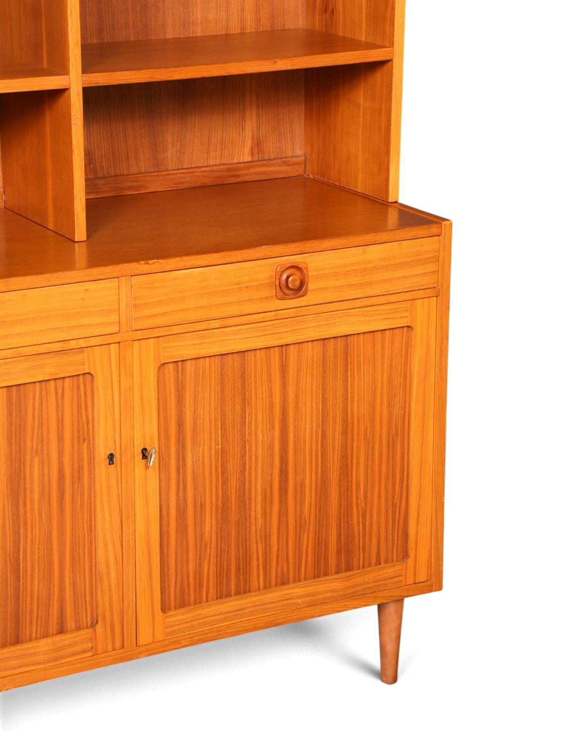 Hauptstadt Möblerei Mid Century Regal aus Holz mit Schublade und Schranktüren im skandinavischen Danish Design Stil