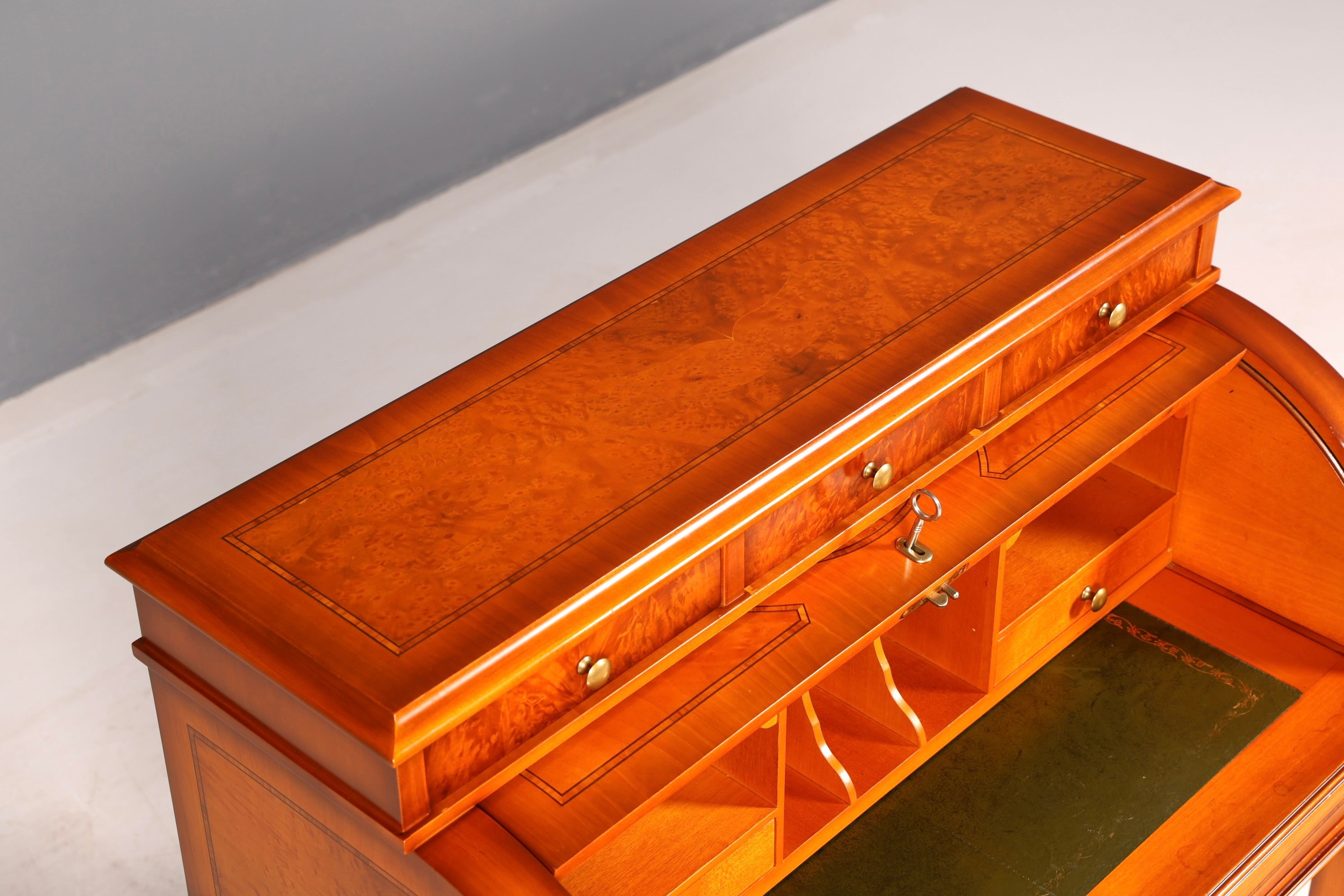 Wunderschöner Rollsekretär Zylindersekretär Sekretär im Barock Stil Antik um 1930 Büro Schreibkommode