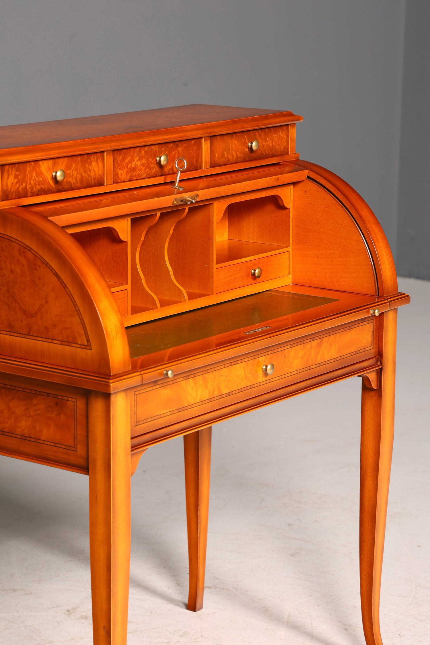 Wunderschöner Rollsekretär Zylindersekretär Sekretär im Barock Stil Antik um 1930 Büro Schreibkommode