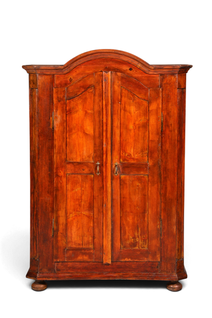 Hauptstadt Möblerei antiker Barock Bauernschrank aus Massivholz mit geschwungenem Giebel und warmer Patina
