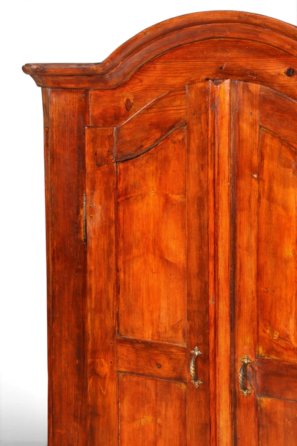 Hauptstadt Möblerei antiker Bauernschrank im Barockstil aus massivem Holz mit geschwungenem Giebel und warmer Patina