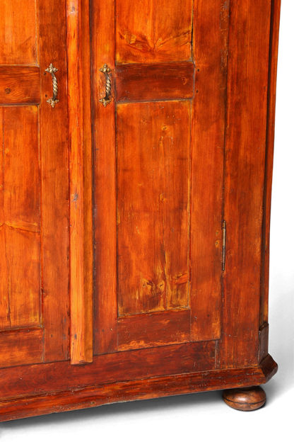 Hauptstadt Möblerei antiker Barock Bauernschrank aus Massivholz mit warmer Patina und verzierten Metallgriffen