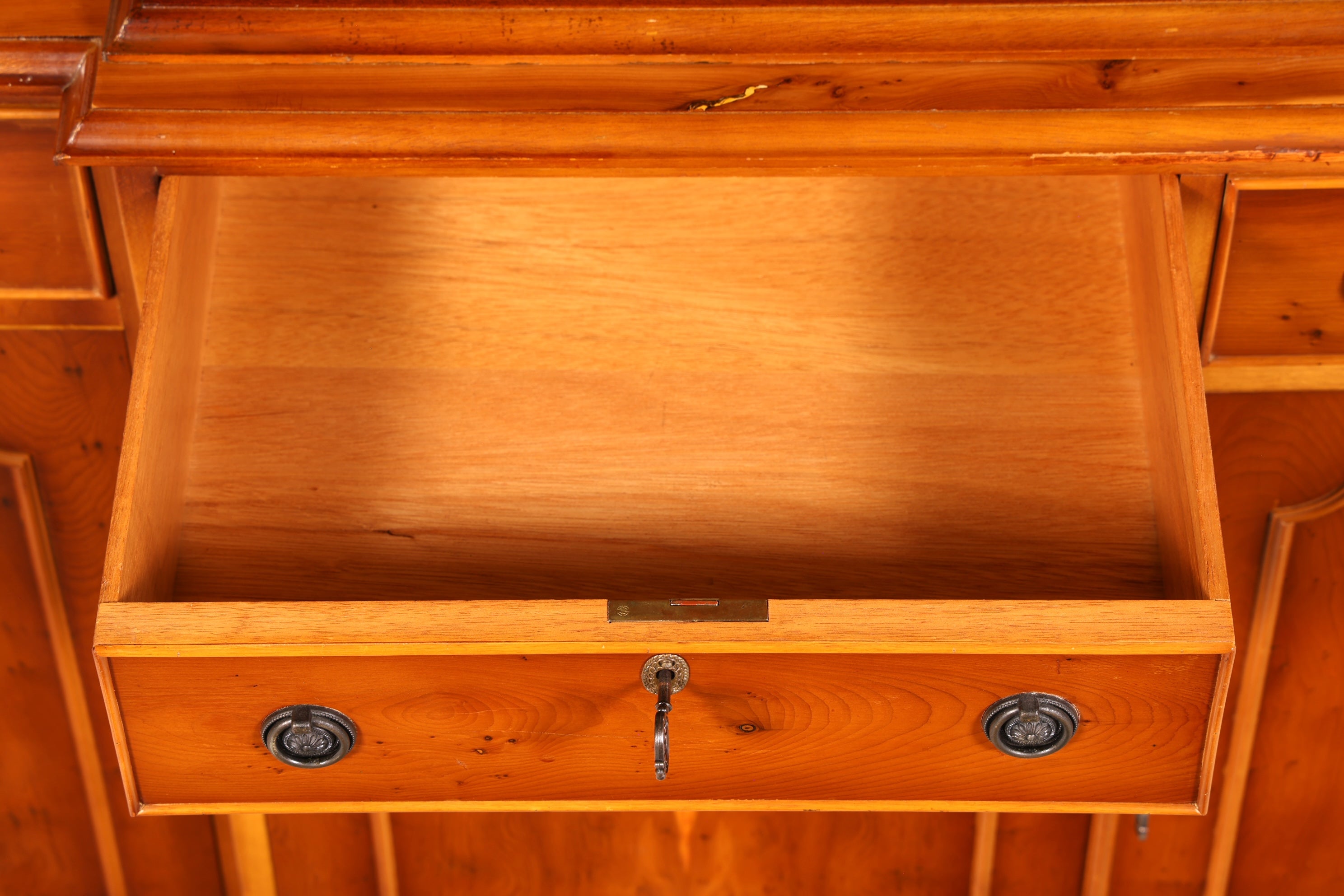 Wunderschöne Englische Vitrine Bücherschrank Eibe Bibliothek Glasvitrine Buffet Vitrinenschrank Antik