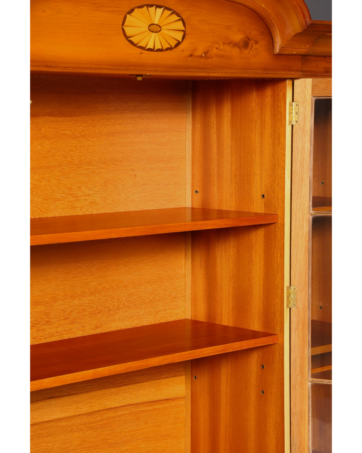 Hauptstadt Möblerei englische Vitrine aus Eibenholz mit verstellbaren Regalböden und dekorativem Intarsienmedaillon
