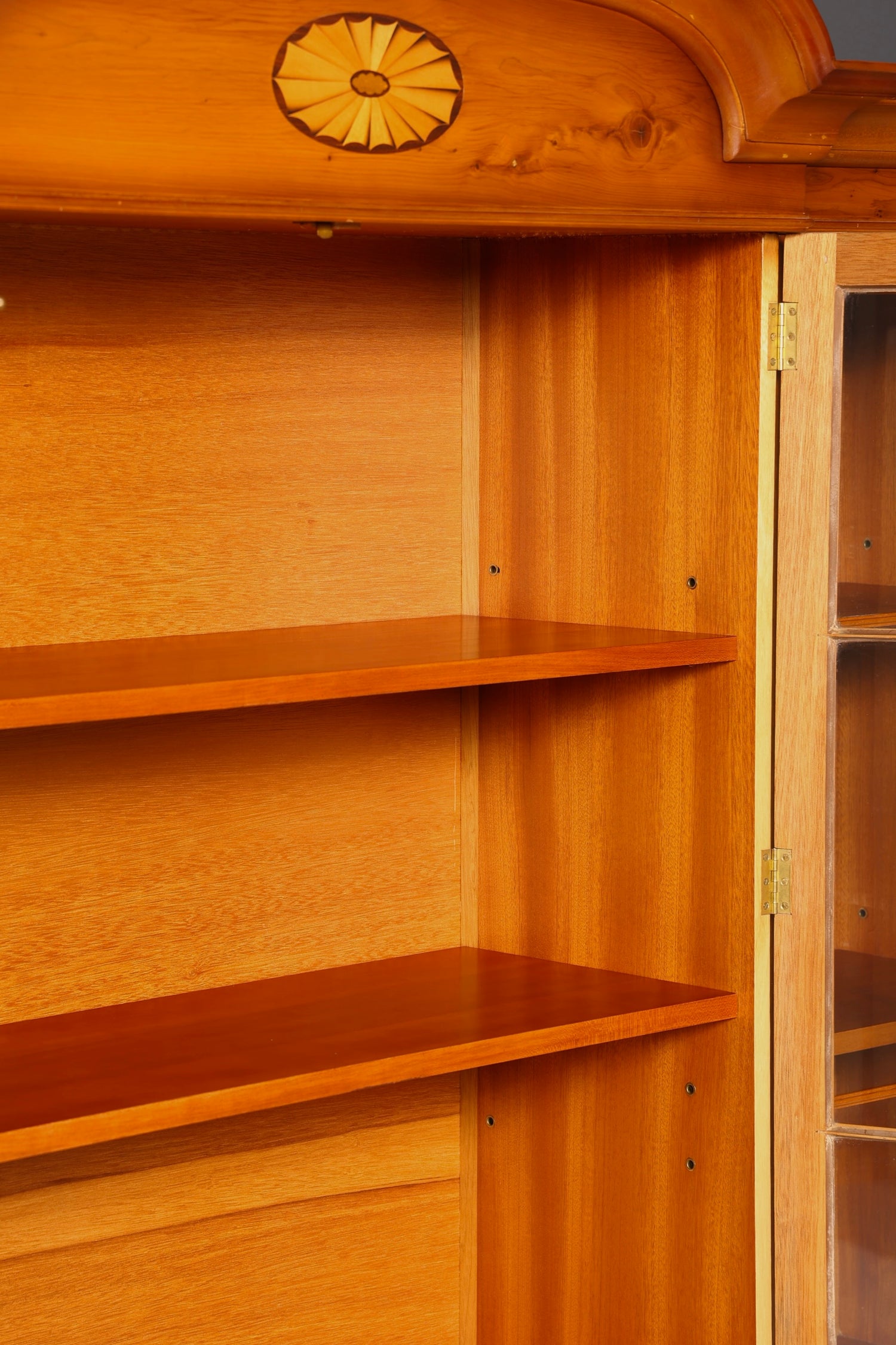 Wunderschöne Englische Vitrine Bücherschrank Eibe Bibliothek Glasvitrine Buffet Vitrinenschrank Antik