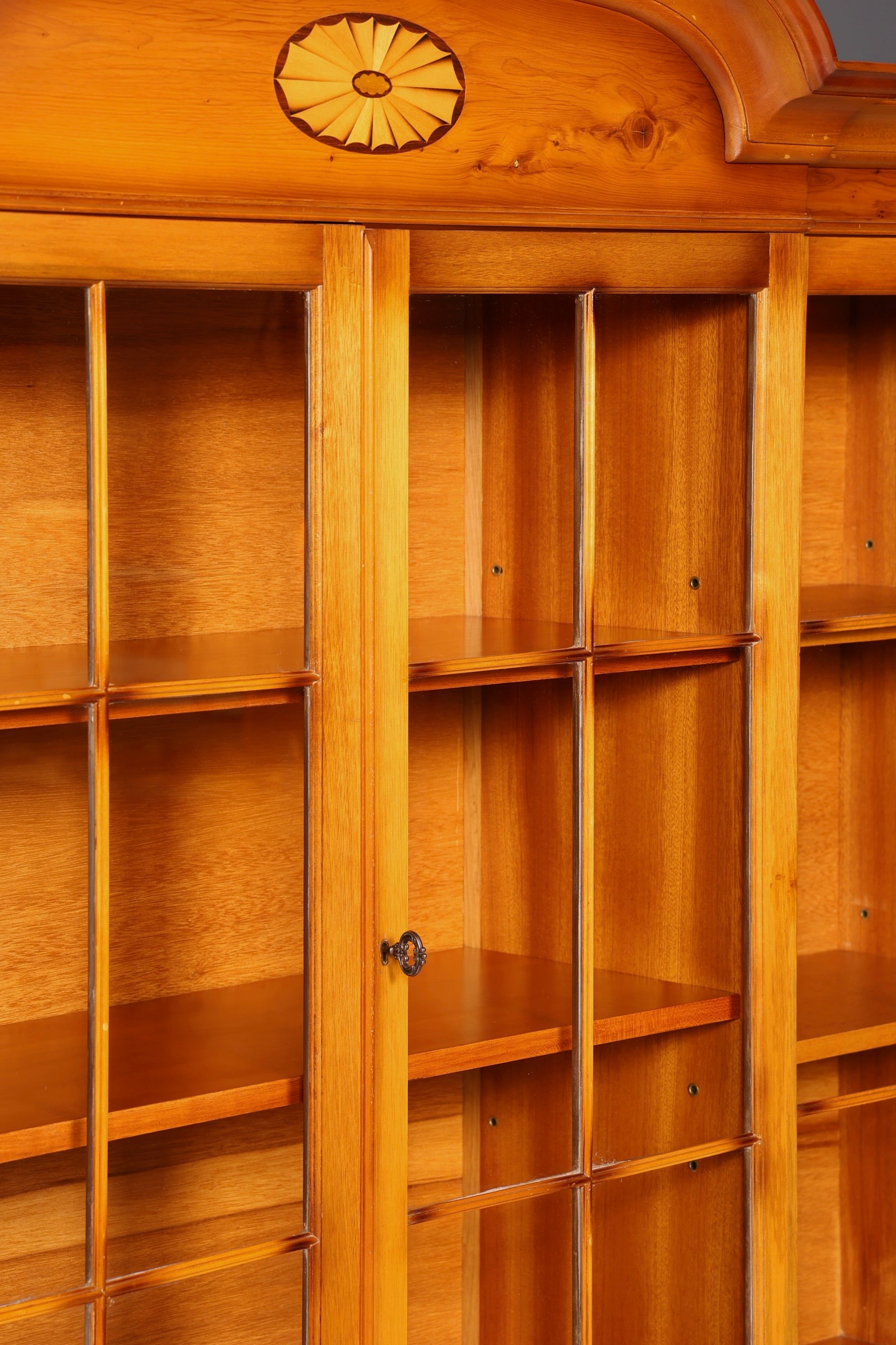 Wunderschöne Englische Vitrine Bücherschrank Eibe Bibliothek Glasvitrine Buffet Vitrinenschrank Antik