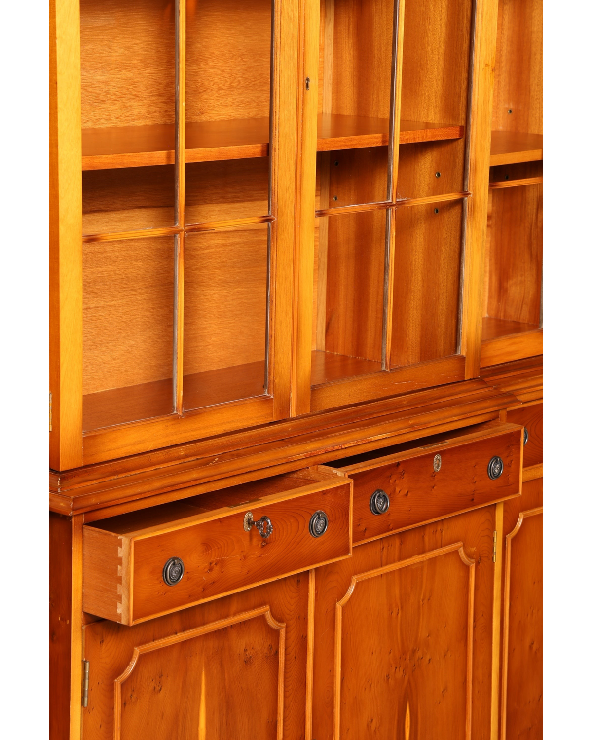 Hauptstadt Möblerei englische Vitrine aus Eibenholz mit Glasfront, Schubladen und detaillierten Beschlägen