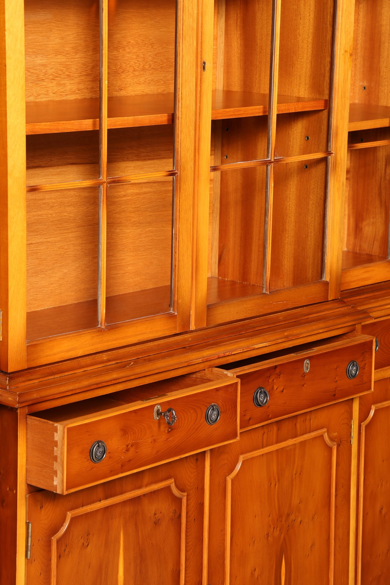 Wunderschöne Englische Vitrine Bücherschrank Eibe Bibliothek Glasvitrine Buffet Vitrinenschrank Antik