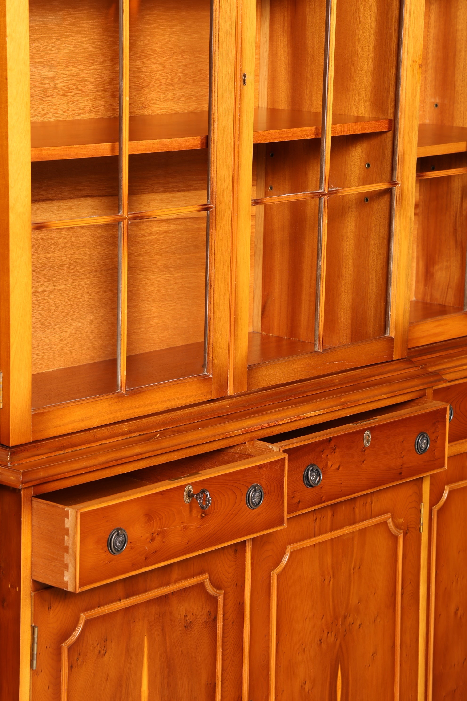 Wunderschöne Englische Vitrine Bücherschrank Eibe Bibliothek Glasvitrine Buffet Vitrinenschrank Antik