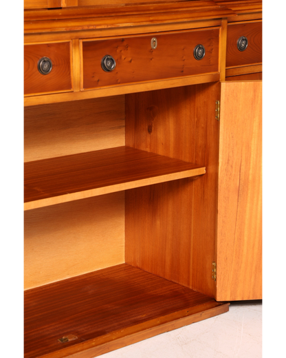 Hauptstadt Möblerei englische Eibenholz Vitrine mit geöffnetem Schrankfach, Schubladen und dunklen Metallgriffen