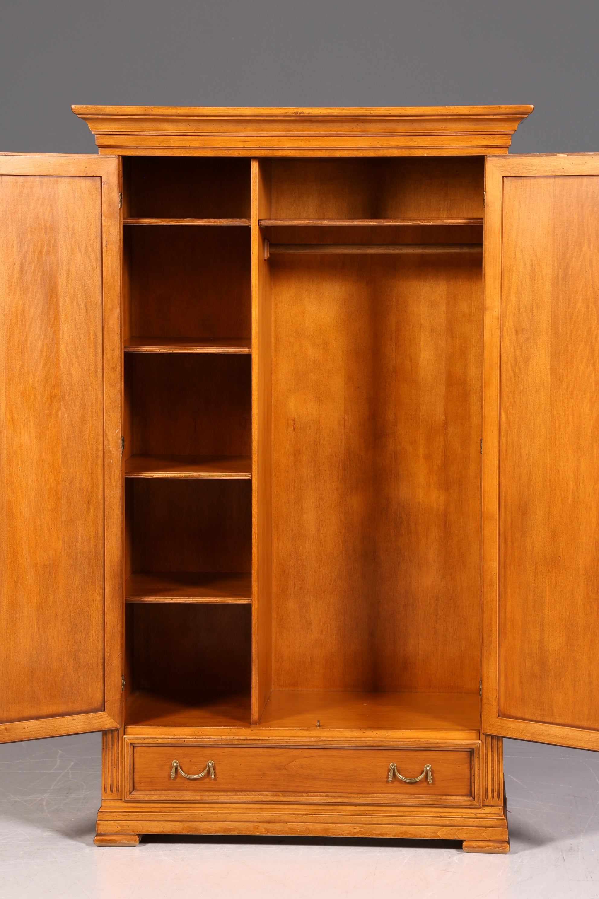 Traumhafter Original Selva Schrank Villa Borghese Antik Stil Massiv Holz Dielenschrank Kleiderschrank