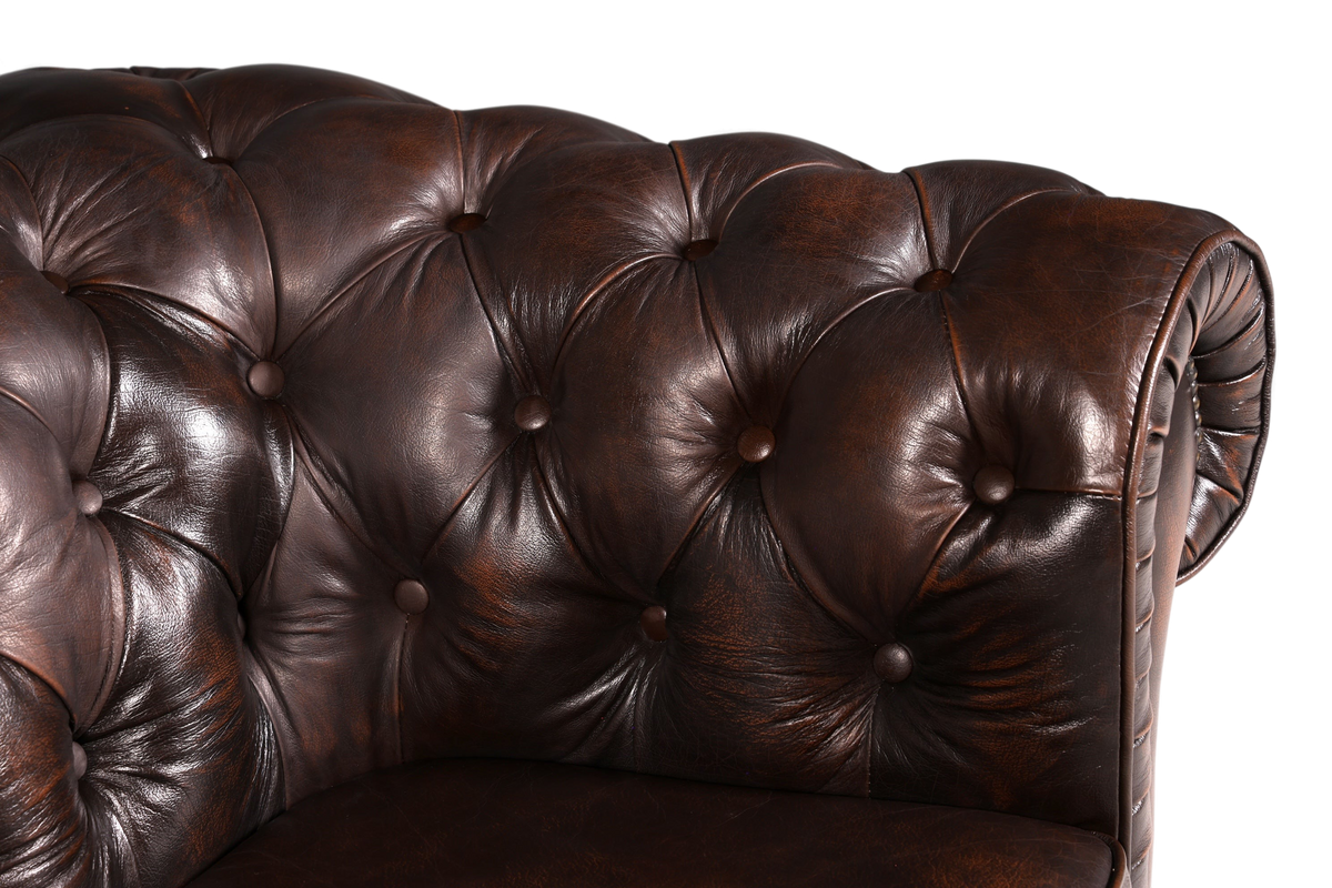 Hauptstadt Möblerei Chesterfield Sofa aus braunem Echtleder mit klassischer Knopfheftung und aufwendigen Ziernägeln