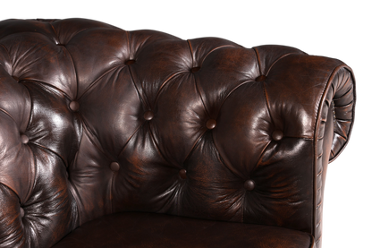 Hauptstadt Möblerei Chesterfield Sofa aus braunem Echtleder mit klassischer Knopfheftung und aufwendigen Ziernägeln