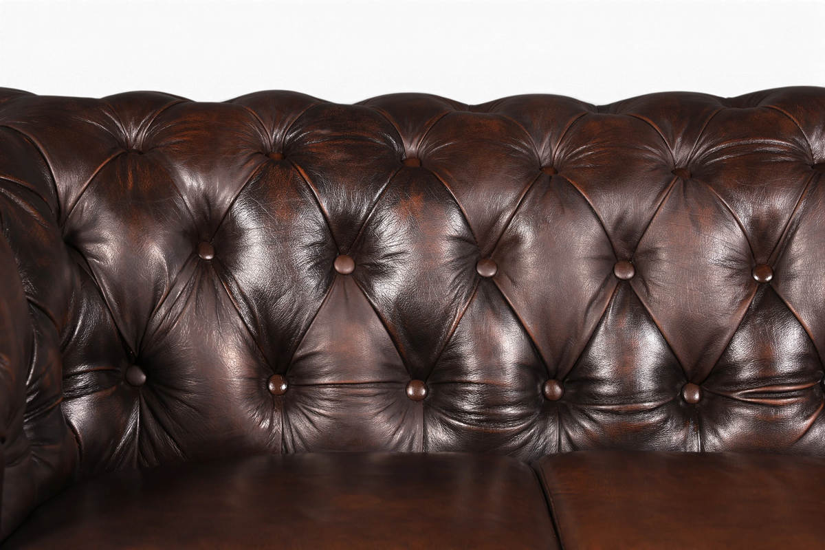 Hauptstadt Möblerei Chesterfield 3-Sitzer Sofa aus braunem Echtleder mit klassischer Knopfheftung und Ziernägeln
