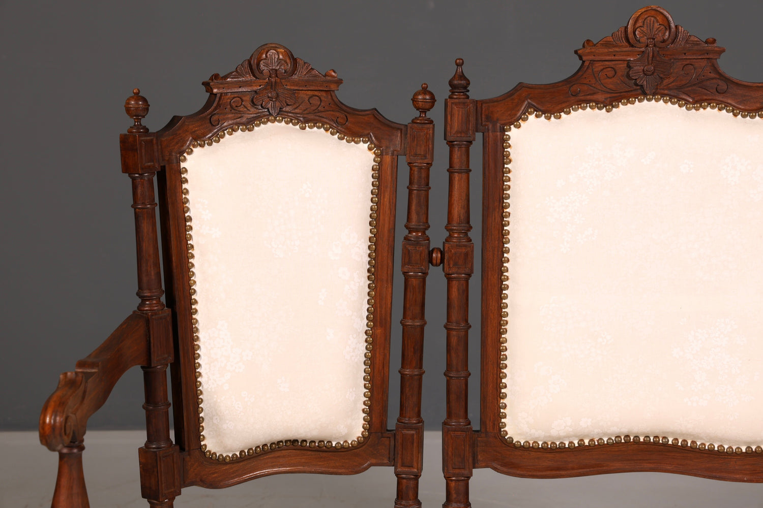 Élégante banquette néorenaissance, canapé ancien de l’époque Gründerzeit, banquette rembourrée, banquette de salon
