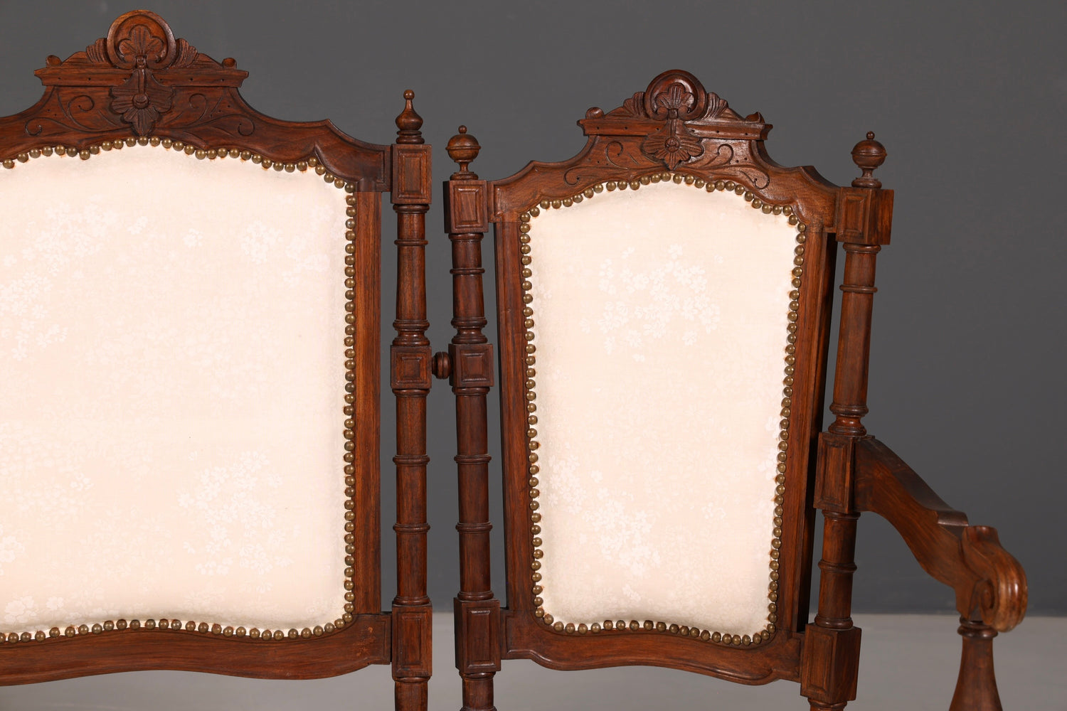 Élégante banquette néorenaissance, canapé ancien de l’époque Gründerzeit, banquette rembourrée, banquette de salon