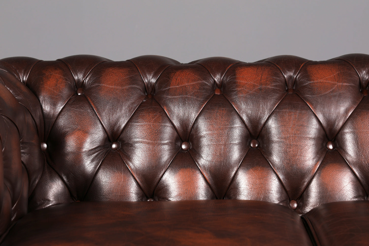 Magnifique canapé Chesterfield Centurion original 2 places en cuir véritable d’Angleterre