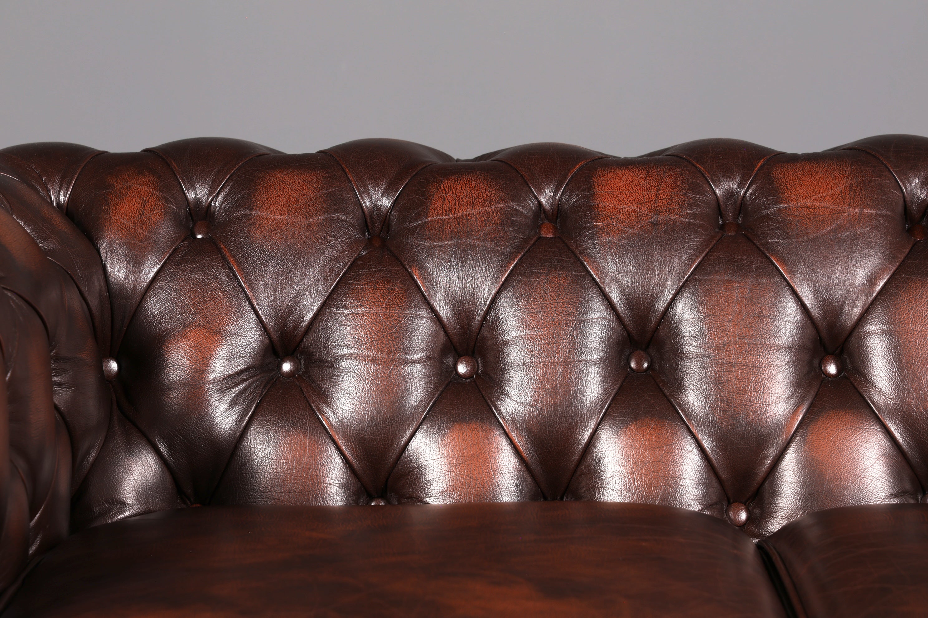 Magnifique canapé Chesterfield Centurion original 2 places en cuir véritable d’Angleterre
